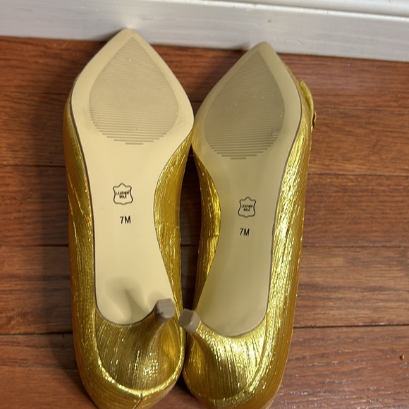 Talbots Gold Pumps with Kitten Heel and Bows - Picture 9 of 12